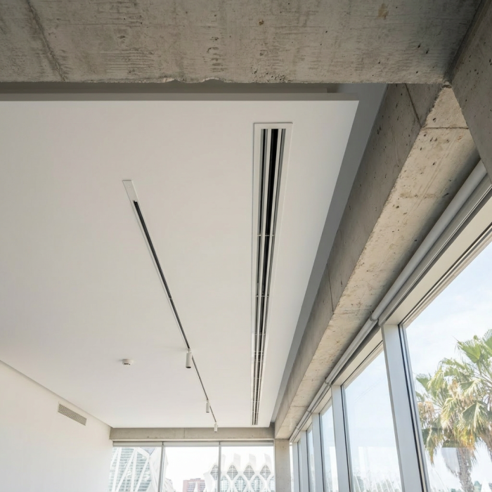 Detalle de climatización integrada en falso techo de oficina en Valencia